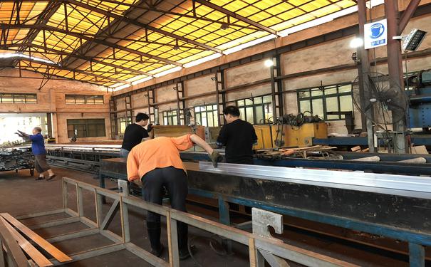 正在检测铝型材 正在检测铝型材